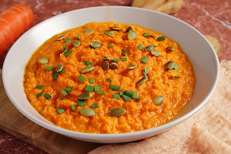 Vegane Zwiebelcreme mit Möhren