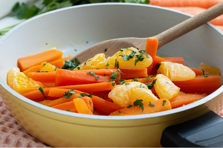 Karottenbeilage mit Mandarinen