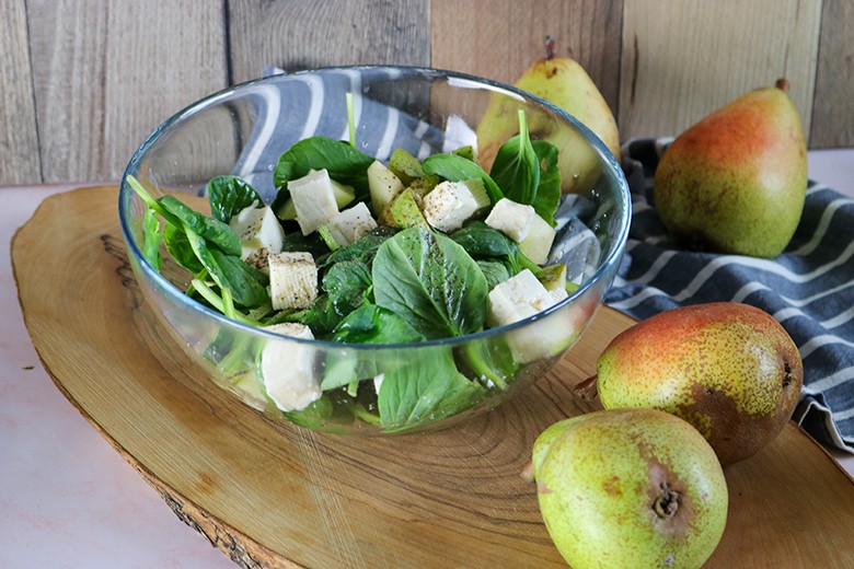 Einfacher Birnensalat mit veganem Feta