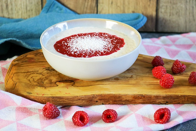 Kokosdessert mit Himbeeren