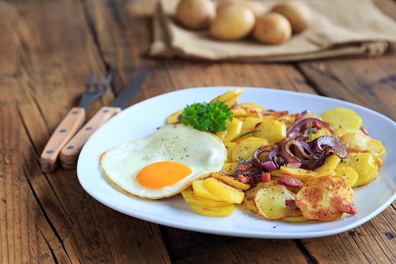 Spiegelei auf Bratkartoffeln mit Zwiebeln