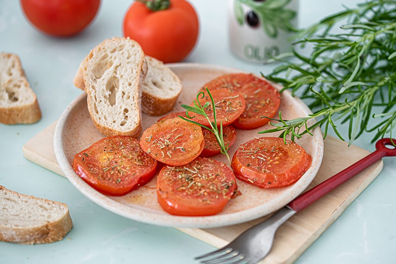Gebratene Tomatenscheiben mit Rosmarin