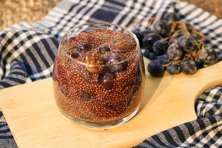 Dunkles Chiagel mit Weintrauben