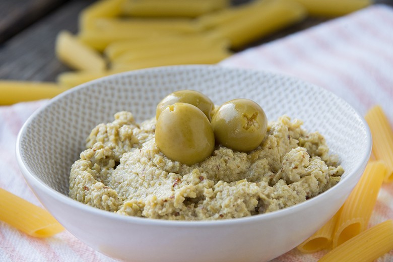 Veganes Olivenpesto mit Mandeln