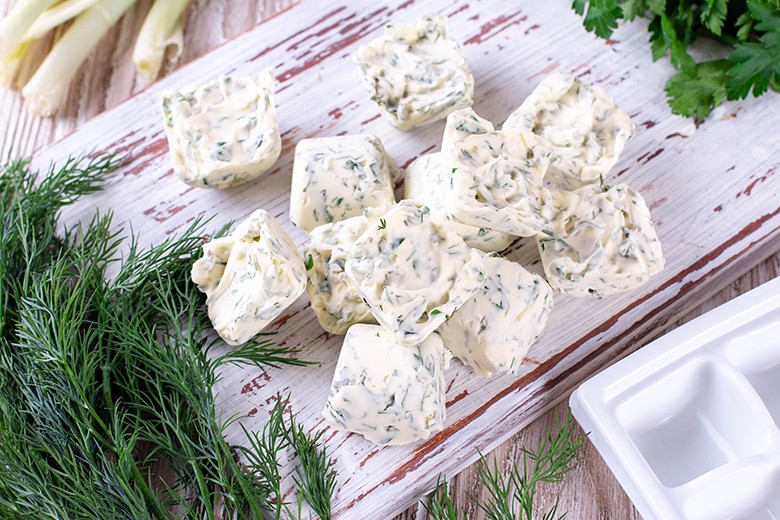 Pflanzliche Kräuterbutter mit Gartenkräutern