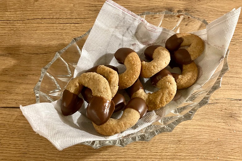 Nusskipferl mit Ahornsirup
