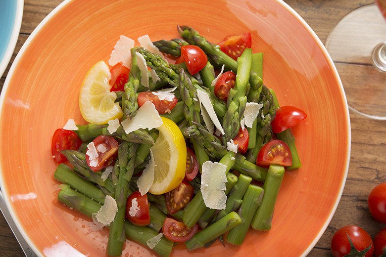 Grüner Spargelsalat mit Tomaten