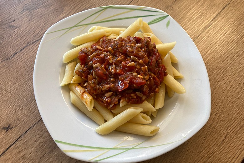 Tomatenpfanne mit Sonnenblumenkernen