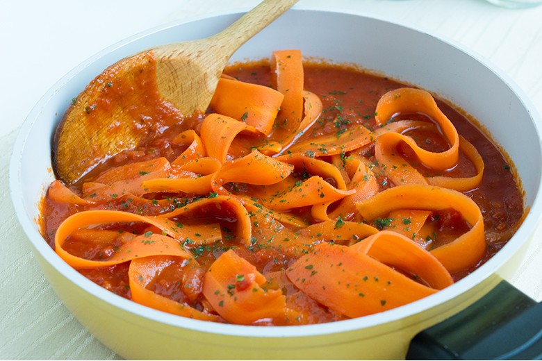 Tomatensauce mit Karottenschlangen