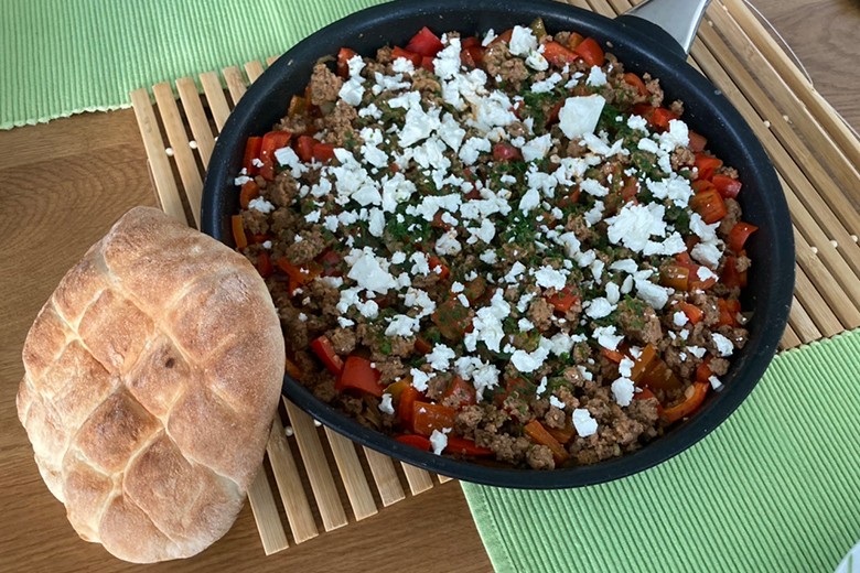Paprika-Hack-Pfanne mit Feta