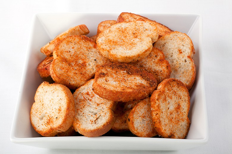 Scharfe Brotchips mit Chili