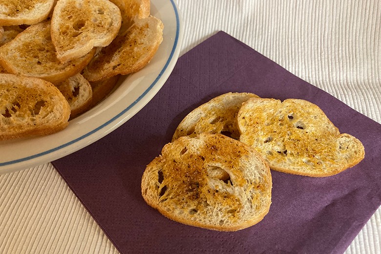 Pikante Brotchips mit geräuchertem Paprikagewürz