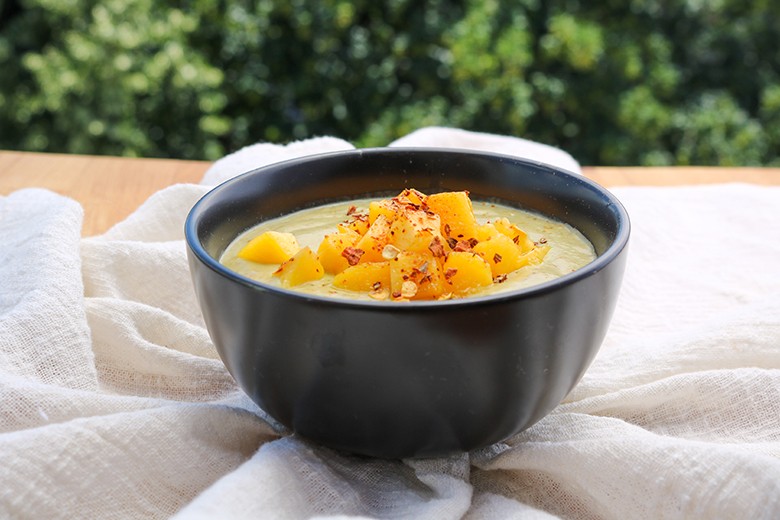 Avocadosuppe mit Mango