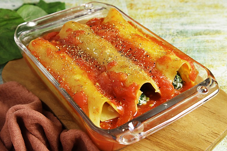 Gefüllte Nudelrolle mit Frischkäse und Spinat