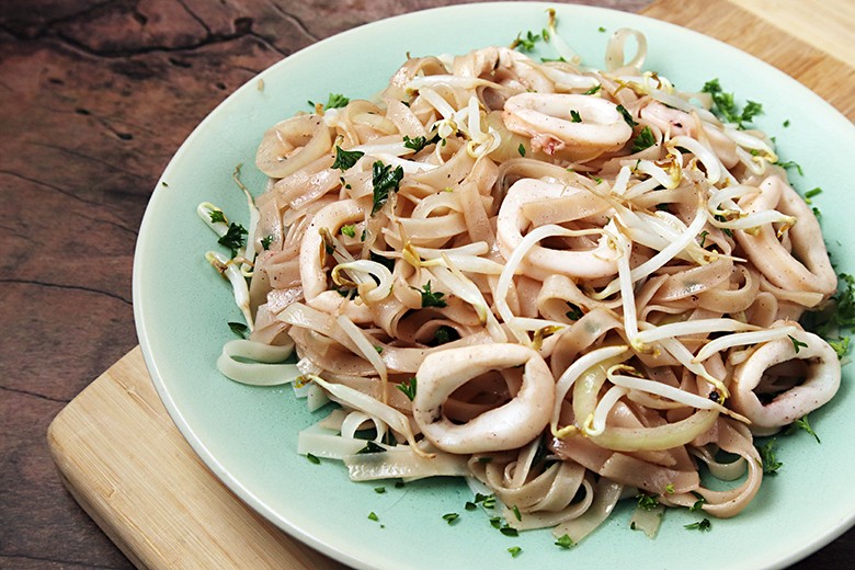 Reisnudeln mit Tintenfisch