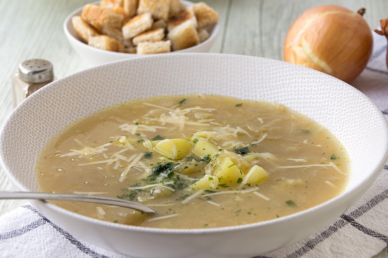 Klare Zwiebelsuppe mit Kartoffeln