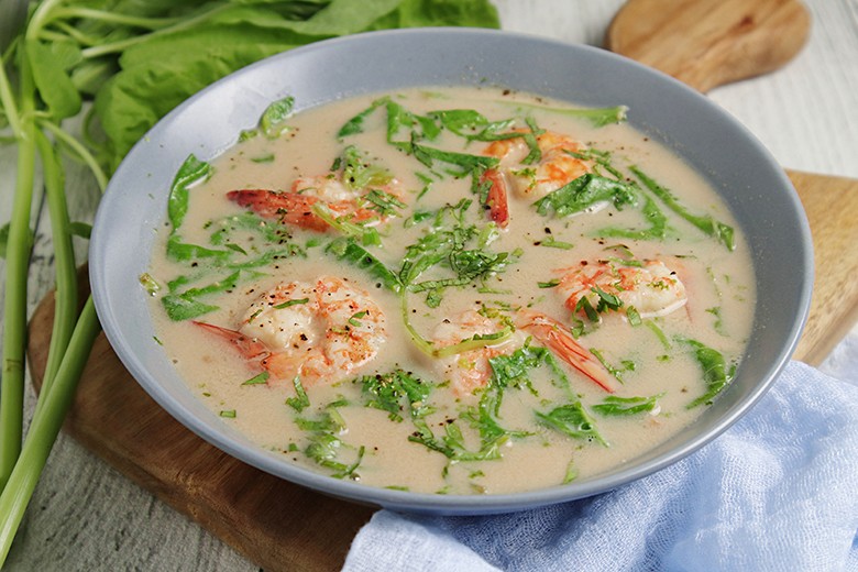 Erdnusssuppe mit Shrimps