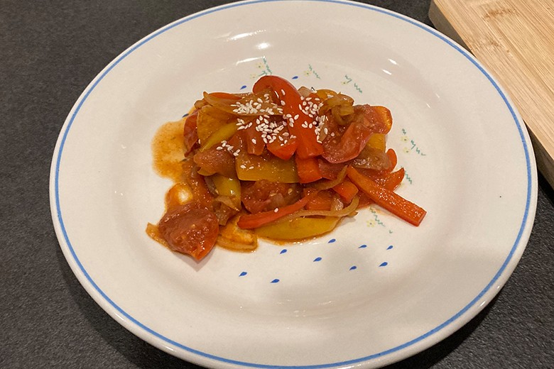 Milde Paprikapfanne mit Datteltomaten