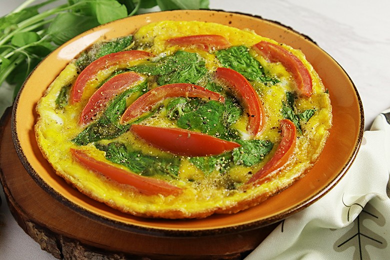 Spinat-Omelett mit Tomaten