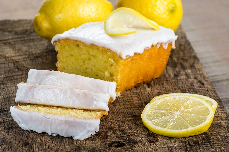 Saftiger Zitronen-Sandkuchen