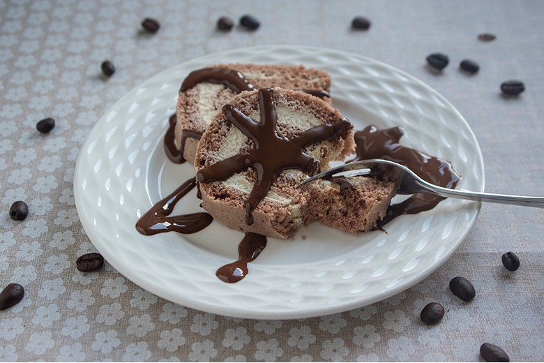 Biskuitrolle mit Kaffeecreme