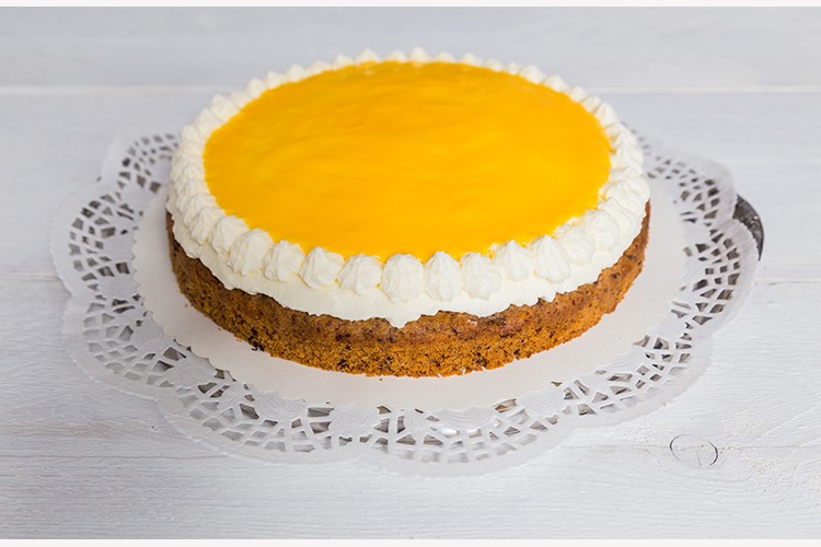 Eierlikörtorte mit Preiselbeeren