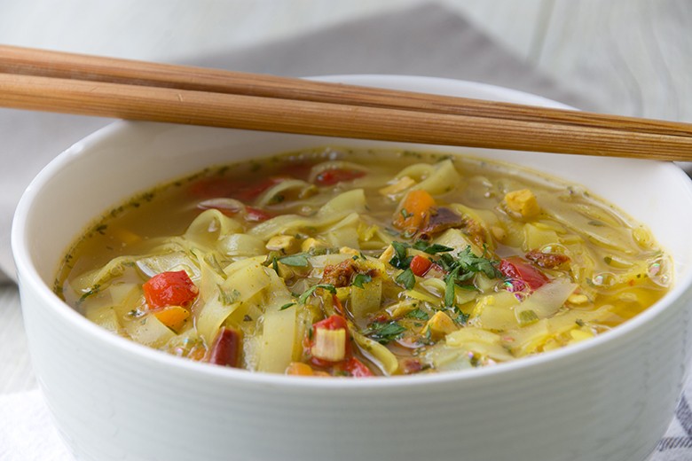 Asiatische Reisnudelsuppe