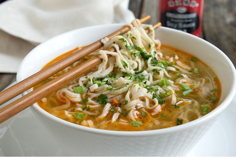 Vietnamesische Reisnudelsuppe mit Hähnchen