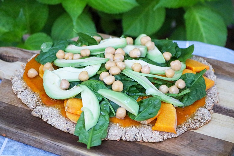 Kichererbsenpizza mit Avocado