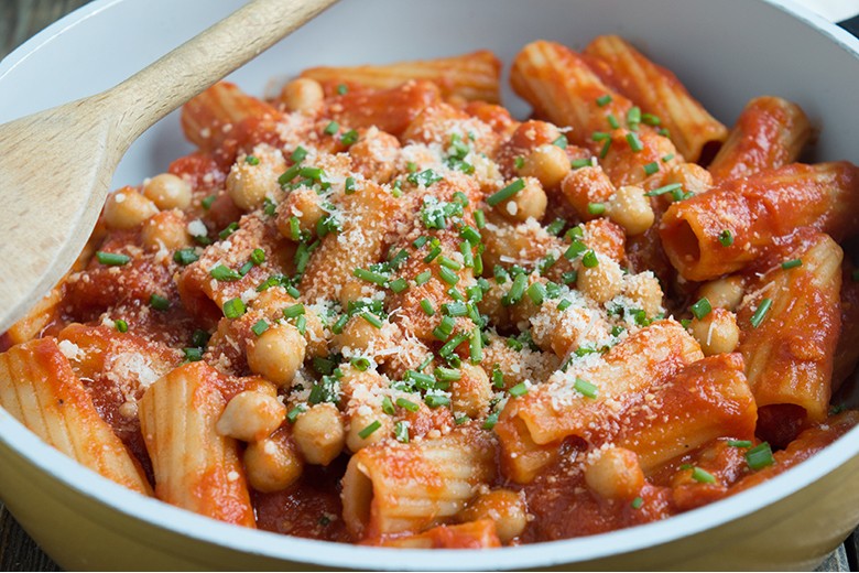 Nudeln mit Kichererbsen und Tomaten