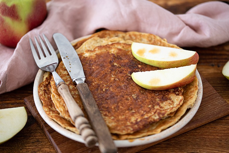 Haferpfannkuchen mit Äpfeln und Zimt