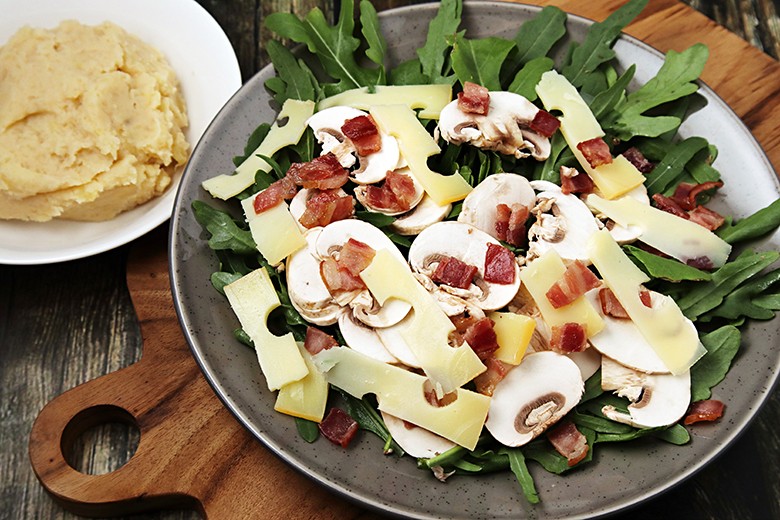 Rucolasalat mit Champignons und Kartoffelstampf