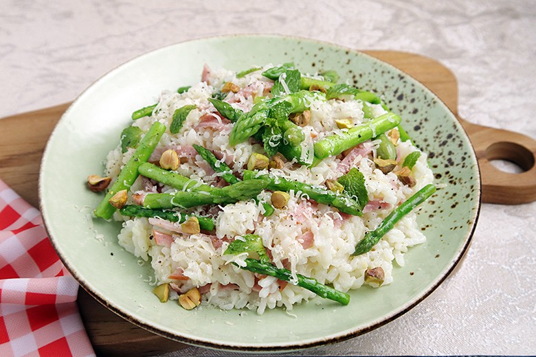 Spargelrisotto mit Minze und Pistazien