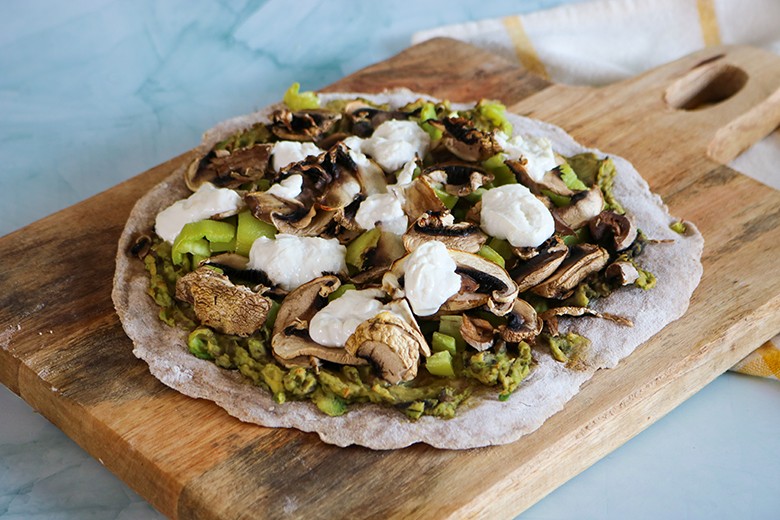 Vollkornpizza mit Avocadocreme