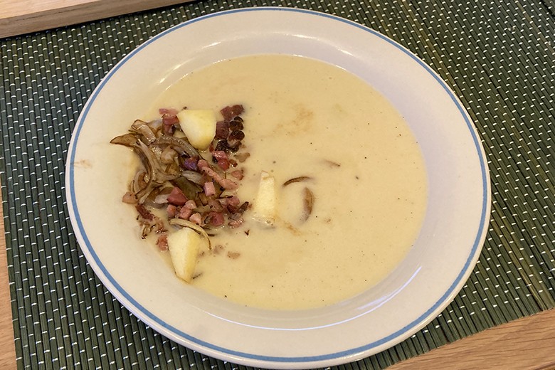 Apfel-Zwiebelsuppe