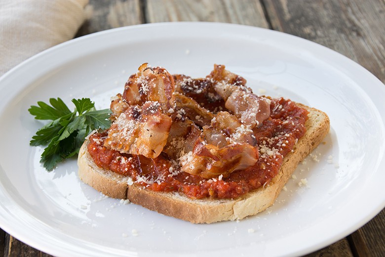 Crostini mit Gemüse und Speck