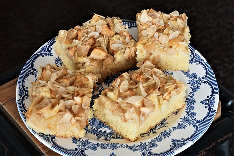 Saftiger Apfelkuchen mit Mandeln