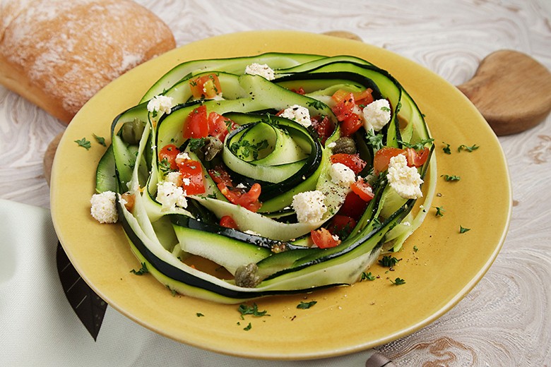 Zucchini-Carpaccio mit Feta