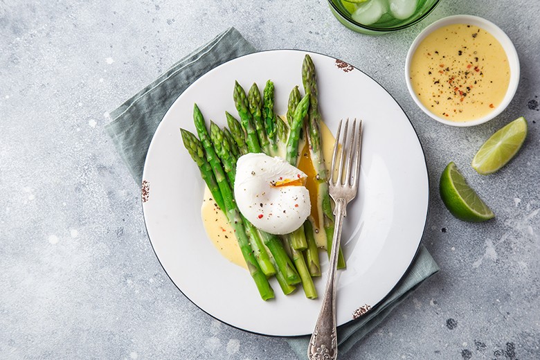 Gedämpfter Spargel mit Sauce Hollandaise und pochiertem Ei