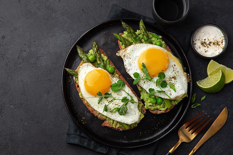 Toast mit Spargel und Spiegelei