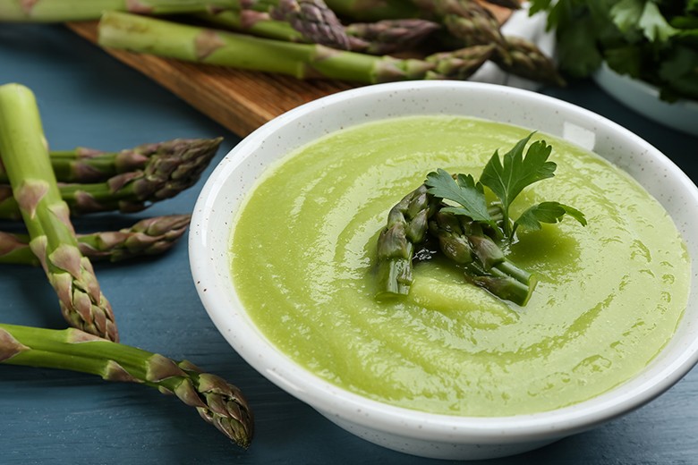 Cremige grüne Spargelsuppe