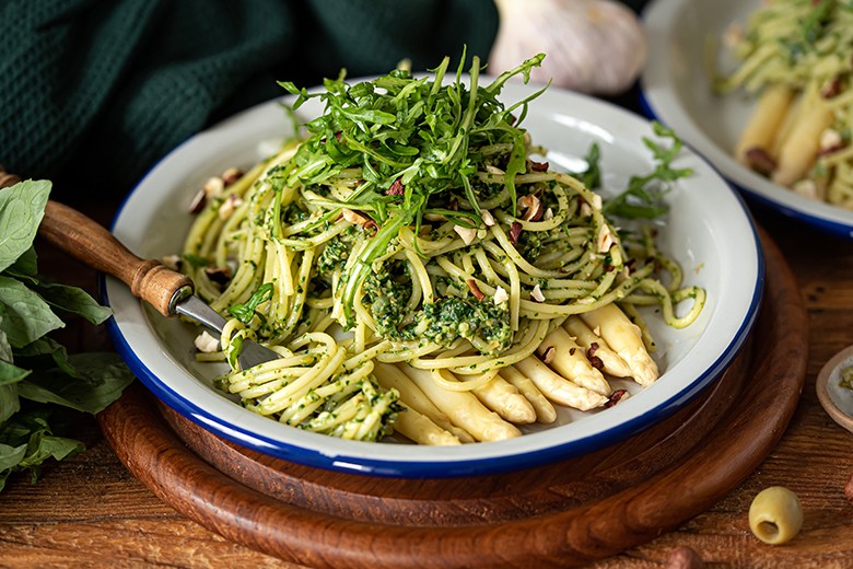 Spargel und Spaghetti mit Kräuter-Salsa