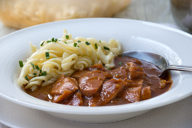 Schnelles Wurstgulasch mit Nudeln