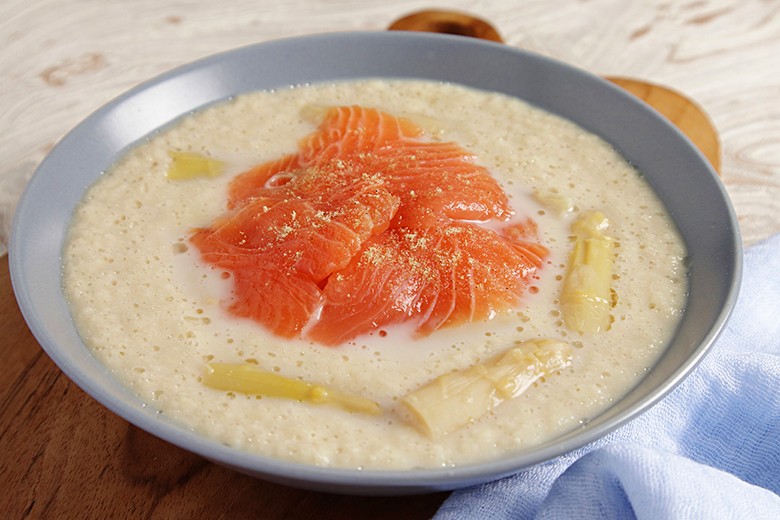 Spargelsuppe mit Lachs-Sashimi
