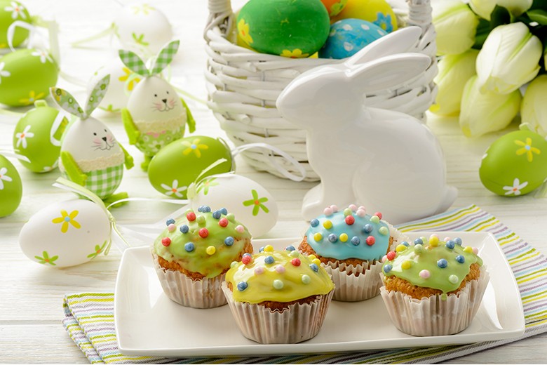 Ostermuffins mit buntem Zuckerguss