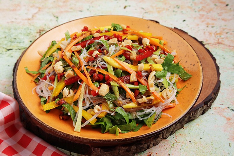 Glasnudelsalat mit buntem Gemüse
