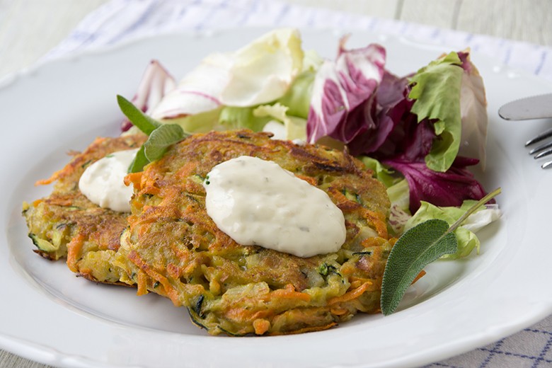 Gemüsepuffer mit Koblauchsauce