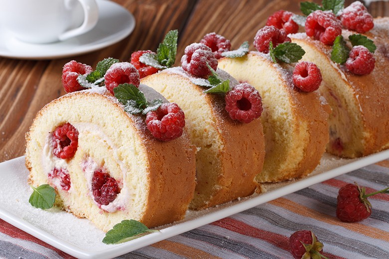 Biskuitrolle mit Himbeeren