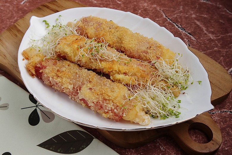 Panierte Spargelröllchen mit Käse und Schinken