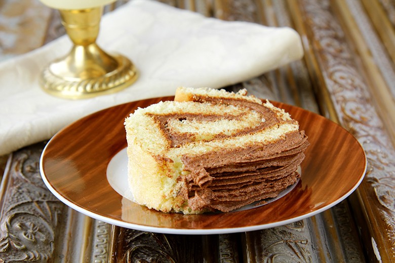 Biskuitrolle mit Schoko-Sahne